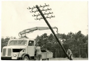 Fotografie; Mitarbeiter eines Fernmeldebautrupps der Deutschen Post der DDR beim Aufstellen eines Freileitungsmastes unter Zuhilfenahme eines IFA S 4000 Lastkraftwagens mit Ladekran