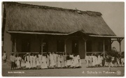 Ansichtspostkarte; Fotoansichtskarte, Feldpostkarte, 1.Weltkrieg, Gruppenaufnahme der Schüler vor der Schule in Tabora, Deutsch-Ostafrika, gelaufen