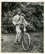 Fotografie; Kolonialpost, Telegrammzusteller der Kaiserlich Deutschen Reichspost in Kamerun, mit Dienstkleidung und Fahrrad