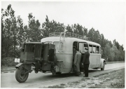 Fotografie, Daimler Benz Postomnibus, Typ O 4000, der Deutschen Reichspost mit Anthrazit-Schwelkoks-Generator auf Einradanhänger im Einsatz im Reichspostdirektionsbezirk Kiel