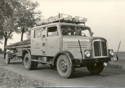 Fotografie; IFA S 4000 Bautrupplastkraftwagen der Deutschen Post der DDR beim Mastentransport