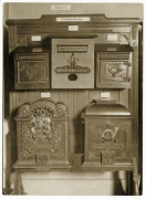 Fotografie; Sammlungssaal mit Briefkästen in der Dauerausstellung des Reichspostmuseums Berlin